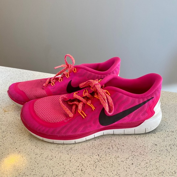 Nike Shoes - NIKE free 5.0 running shoe